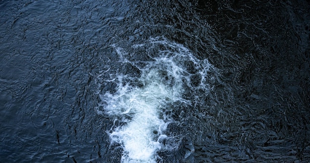 自然の滝の上面図の水の質感と泡立つ波