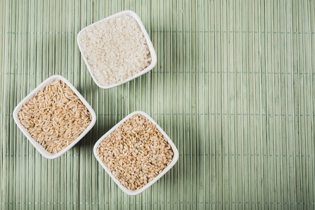 無料写真 ナチュラルホワイト;食卓の茶色の長い、平らな生コメボウル