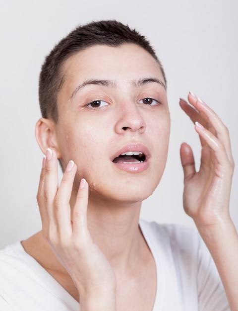 Foto gratuita donna naturale che guarda l'obbiettivo