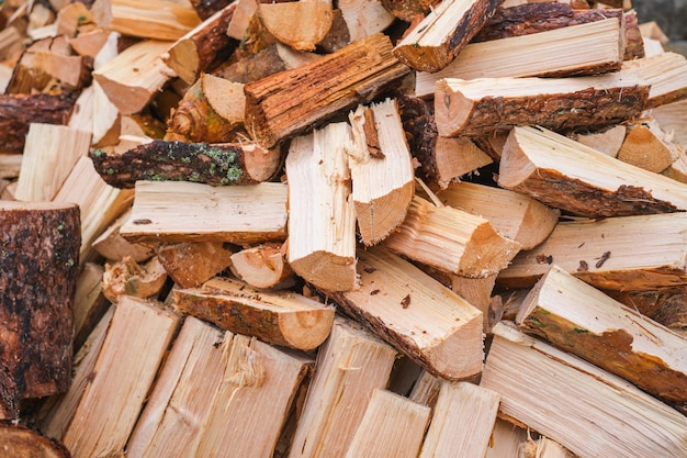 Foto gratuita sfondo di legno naturale primo piano di legna da ardere di pino tritata accatastata in un mucchio preparato per l'inverno