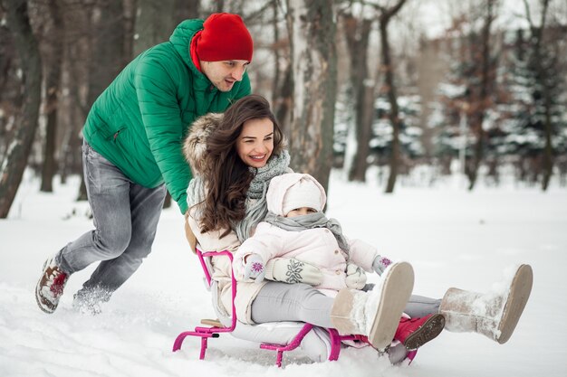 自然の子供の歩み母の雪