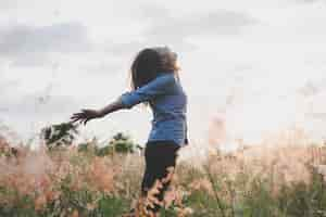 Foto gratuita natura persona ragazza felicità all'aperto