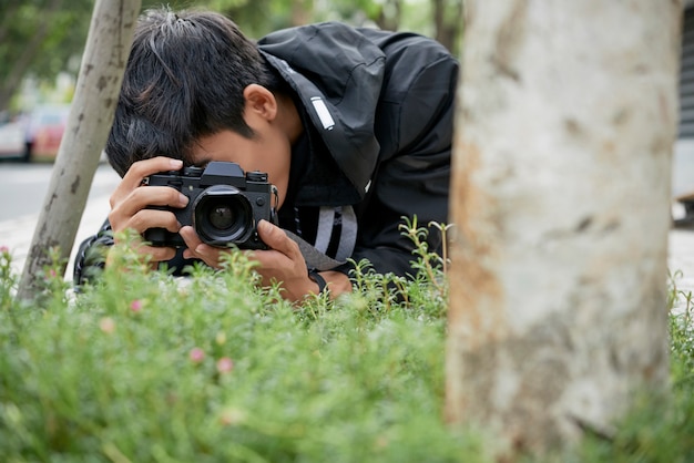 Foto gratuita fotografo naturalista in un parco