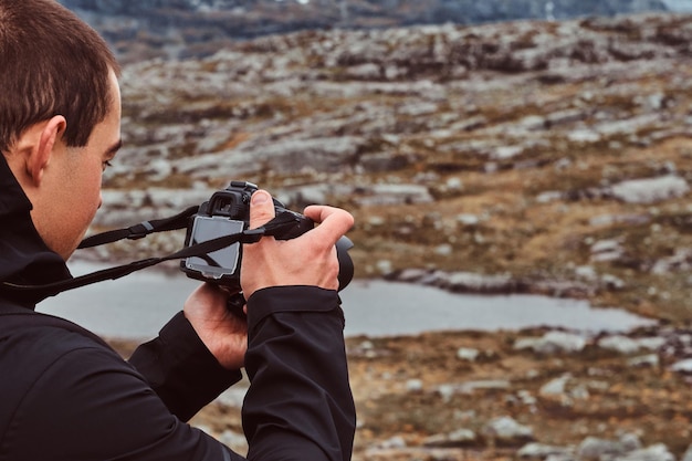 無料写真 山の上に立っている間、カメラ撮影で自然写真家の観光客。ノルウェー。