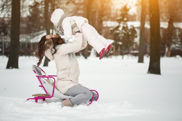 自然の雪の子供の母親の家族