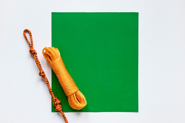 해상 로프 매듭 녹색 복사 공간 카드