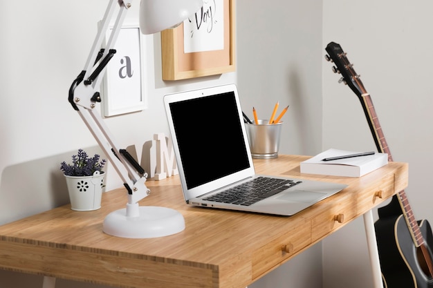 Foto gratuita area di lavoro ordinata e organizzata con laptop