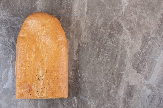 Free photo neatly sliced half-loaf of tandoori bread on marble.