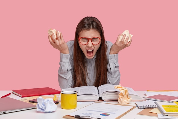 Foto gratuita sensazione negativa e concetto di lavoro