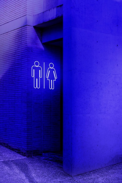 Insegna del bagno con luce al neon di notte