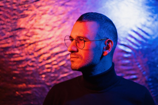 Free photo neon portrait of man wearing glasses