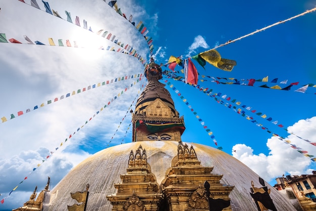 화창한 날에 다채로운 티베트 기도 깃발이 닫혀 있는 카트만두의 네팔 황금 사리탑 부다나트