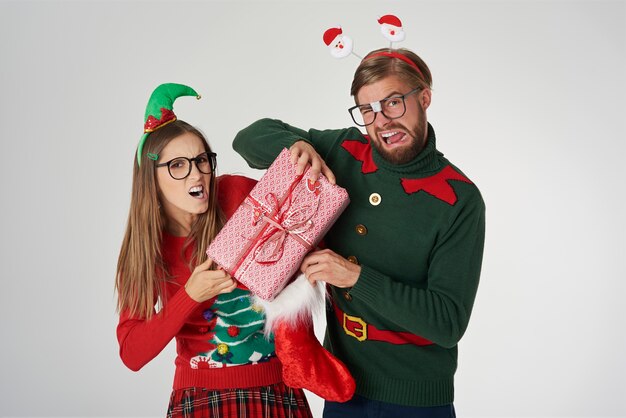 Foto gratuita coppia nerd lotta per il regalo di natale