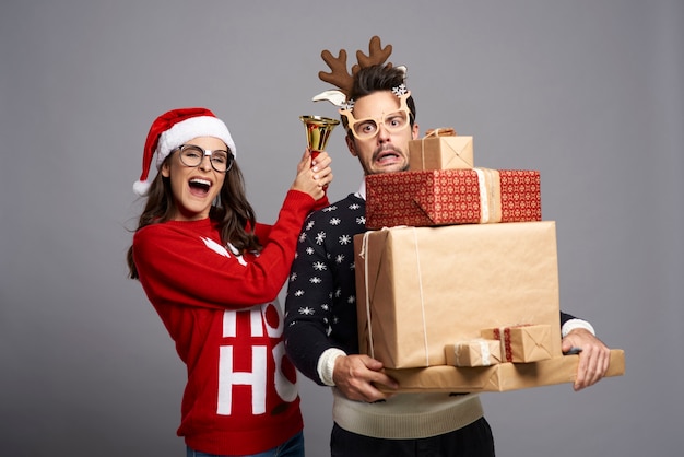 Free photo nerd couple with a lot of christmas presents