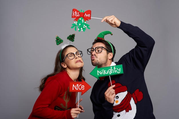 Free photo nerdy man kissing disgusted woman