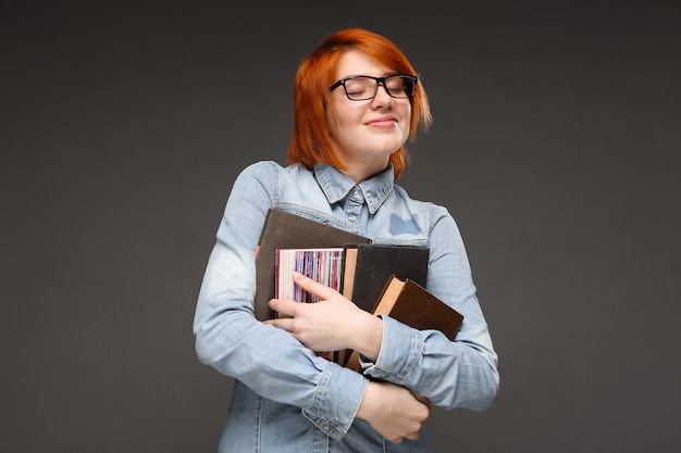 オタク赤毛の女子学生は本を運ぶ