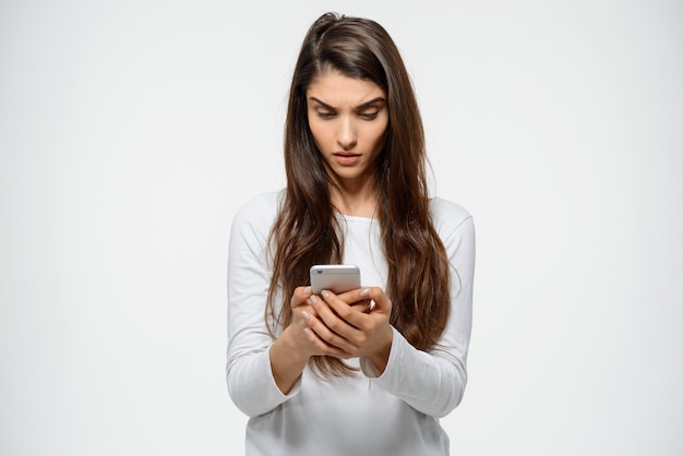 Нервная женщина читает странное сообщение мобильного телефона