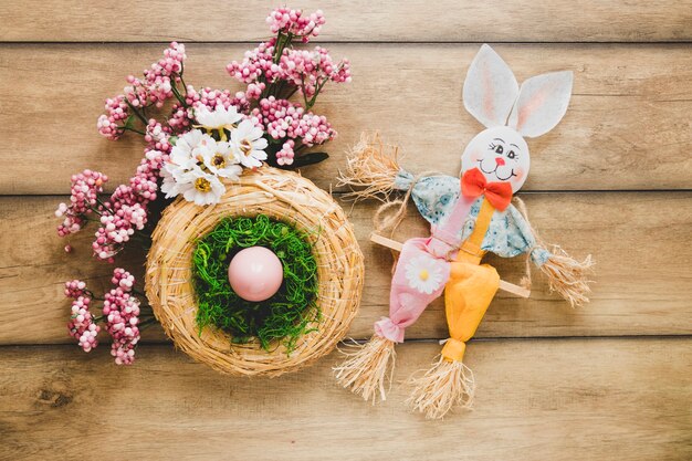 花とおもちゃのウサギの近くの巣
