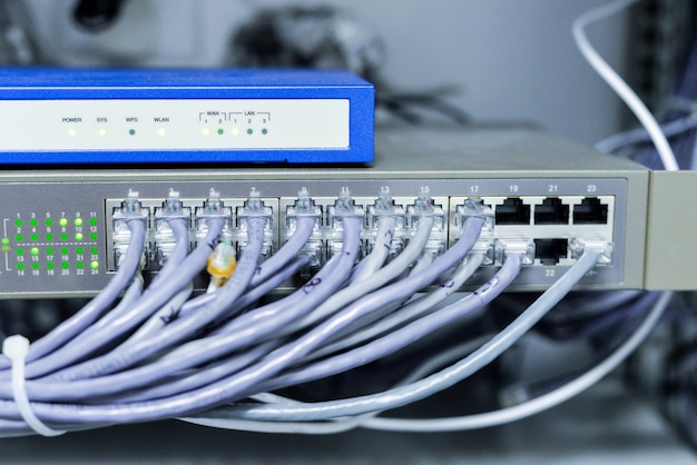 무료 사진 케이블이있는 네트워크 스위치