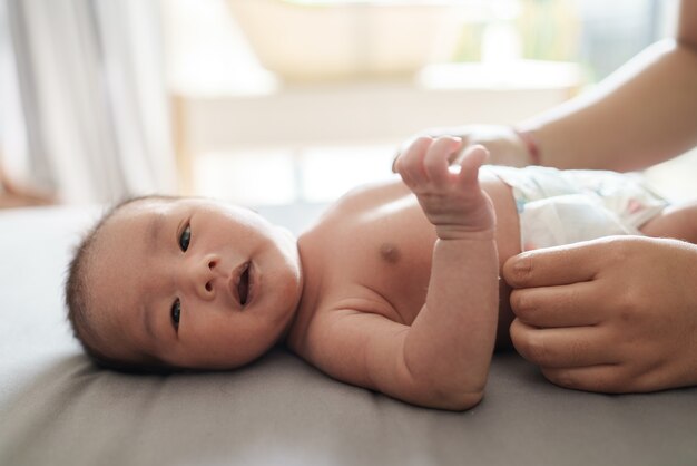母親と一緒にシャワーを浴びる赤ちゃん プレミアム写真 母親と一緒にシャワーを浴びる赤ちゃん プレミアム写真