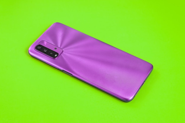 Foto gratuita nuovo cellulare su sfondo colorato