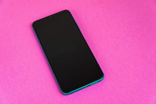 Новый сотовый телефон на красочном фоне