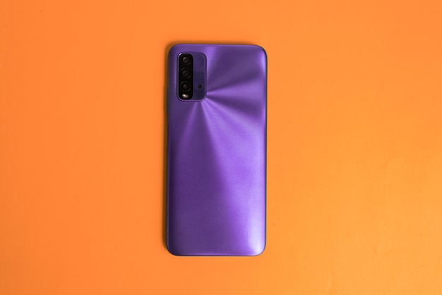 Foto gratuita nuovo cellulare su sfondo colorato