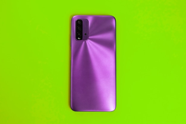 Новый сотовый телефон на красочном фоне