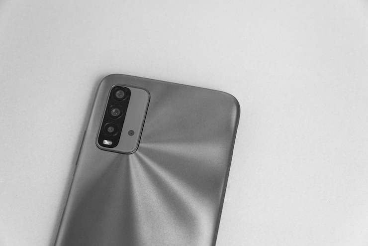 無料Photo カラフルな背景の上の新しい携帯電話