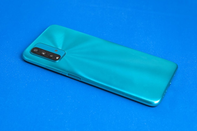 Nuovo cellulare su sfondo colorato