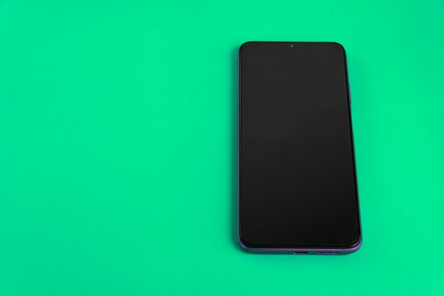 Бесплатное фото Новый сотовый телефон на красочном фоне