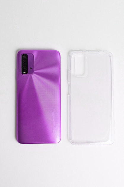 Nuovo cellulare con cover trasparente su sfondo bianco isolato