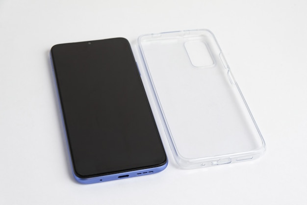 Foto gratuita nuovo cellulare con cover trasparente su sfondo bianco isolato