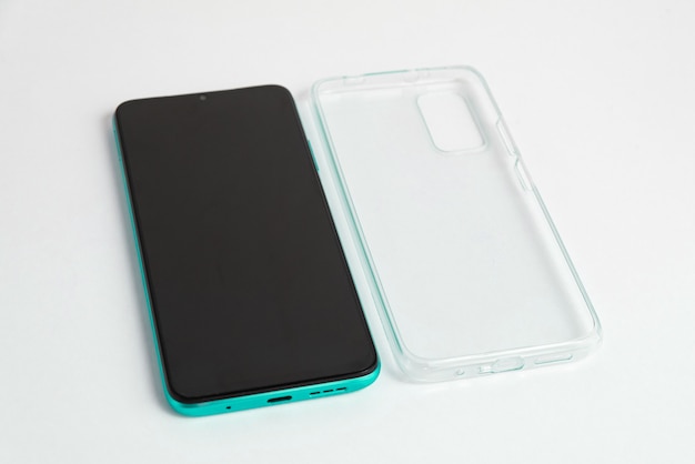 Nuovo cellulare con cover trasparente su sfondo bianco isolato