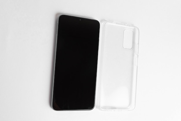 무료 사진 격리된 흰색 배경 위에 투명 덮개가 있는 새 휴대폰