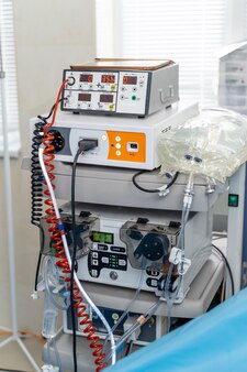 Новое медицинское оборудование. компьютер экстренной медицинской помощи в современной больнице.