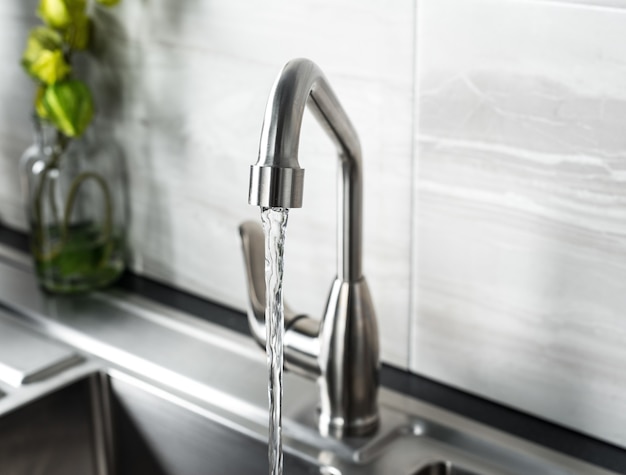 Free photo new and modern steel faucet in the kitchen