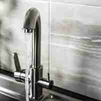 Free photo new and modern steel faucet in the kitchen