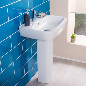 Nuovo e moderno rubinetto in acciaio con lavabo in ceramica in bagno