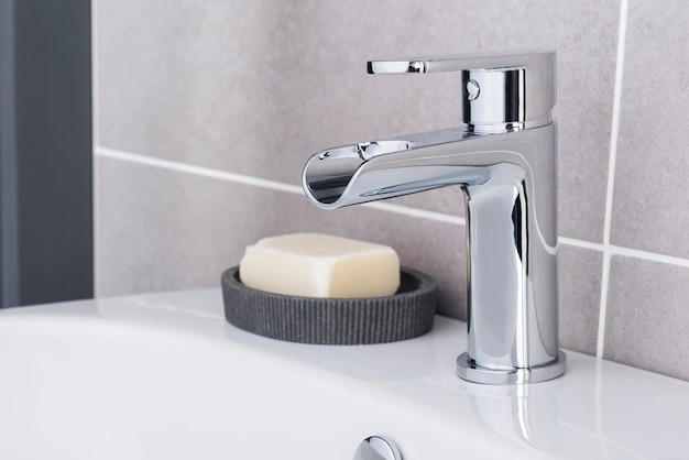 Free photo new and modern steel faucet with the ceramic sink in the bathroom