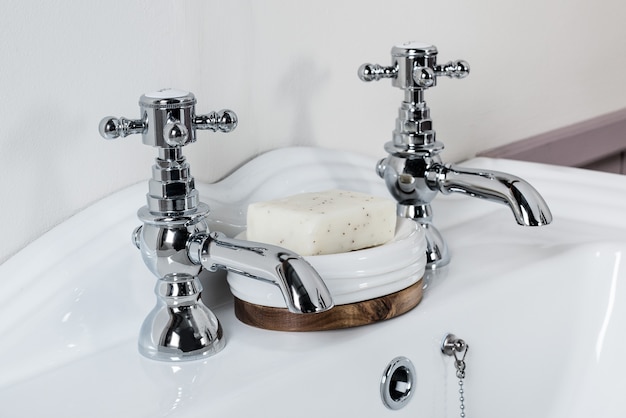 Новые и современные стальные смесители с керамической раковиной в ванной комнате