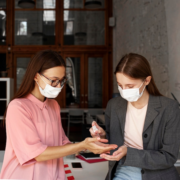 Foto gratuita nuova normalità in ufficio con i lavoratori aziendali