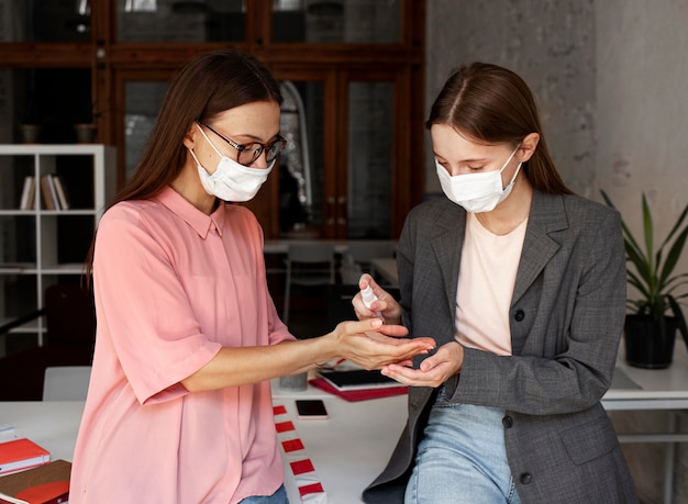 Foto gratuita nuova normalità in ufficio con i lavoratori aziendali