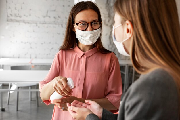 消毒剤を備えたオフィスでの新しい正常