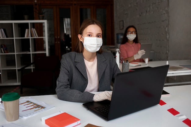 Free photo new normal at the office with face mask