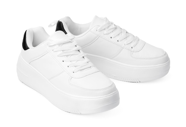 Бесплатное фото Новая пара белых кроссовок, изолированные на белом фоне