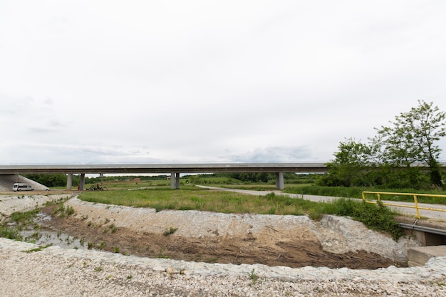 Nuova autostrada di recente costruzione nel distretto di brcko, in bosnia ed erzegovina
