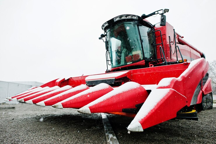 無料Photo 雪の降る天候での新しい赤いコンバイン