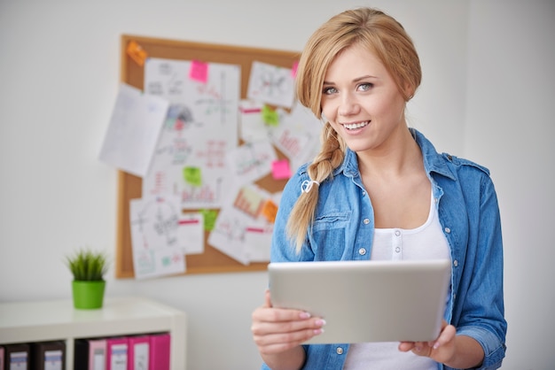 Foto gratuita la nuova tecnologia nel suo lavoro è necessaria