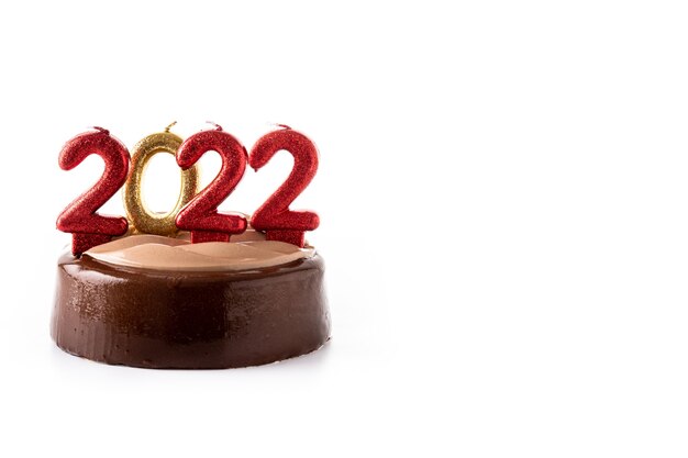 白い背景で隔離の新年2022年チョコレートケーキ